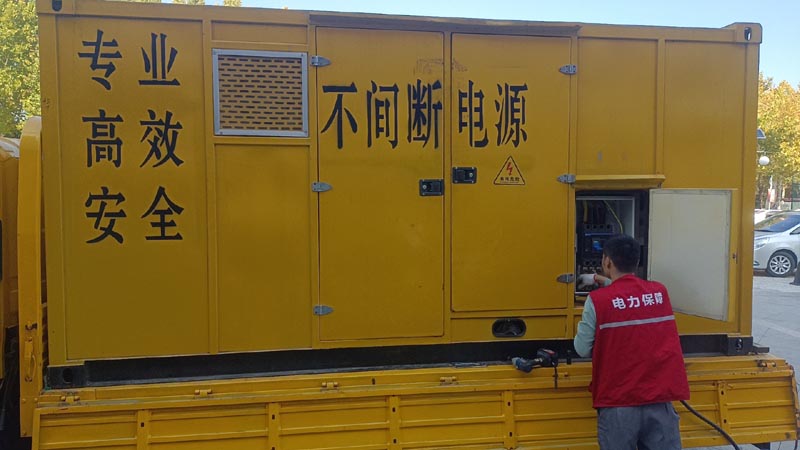 陈场镇柴油发电机组和UPS电源配合使用时，如何避免切换过程中的电力中断？
